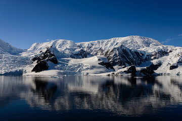 Obraz na płótnie Canvas Antarctic seascape with reflection
