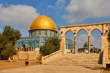 Fototapeta premium Dome of the Rock, Arabic Qubbat al- akhrah, shrine in Jerusalem