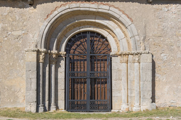 Fototapeta na wymiar Puerta de la ermita de Santa Maria de las Hoyas (Soria, España).