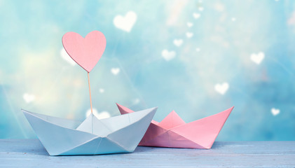 pastellfarbene Papierboote mit Herz