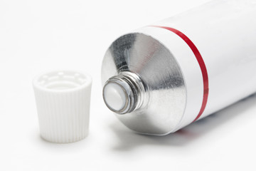 Beyaz arka plana sahip merhem görseli