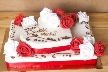 beautiful and delicious cake with  happy birthday mom text translated in french 