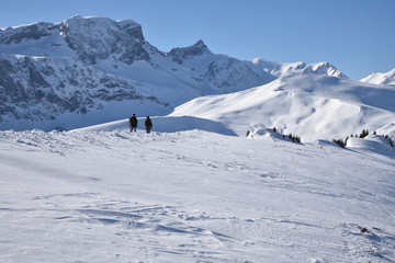 Fototapeta na wymiar Randonnée en hiver dans l'Oberland bernois en Suisse