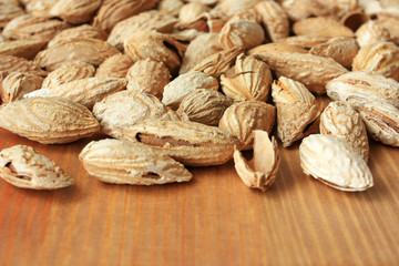 Fried inshell almonds