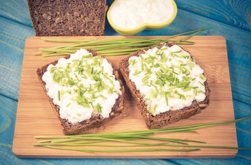 Sandwiches with cottage cheese and chives.