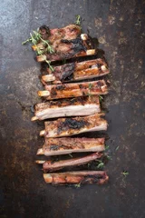 Fotobehang Barbecue spareribs St Louis gesneden met hete honing chili marinade gesneden als bovenaanzicht op een oude rustieke plank © HLPhoto