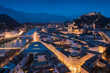 Blick auf die Stadt Salzburg in Österreich am Abend
