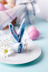 napkin in the form of a rabbit - elements of the Easter festive table, option of serving