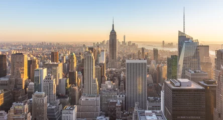 Foto op Plexiglas New Yorkse stad. De skyline van de binnenstad van Manhattan met verlichte Empire State Building en wolkenkrabbers bij zonsondergang. VS. © kasto