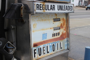 Obraz premium Old sign at abandoned gas station 