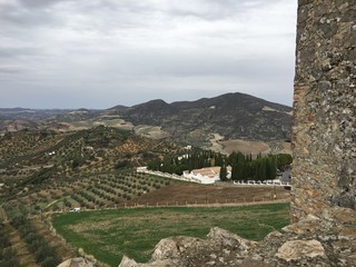 Fototapeta na wymiar Blick über die Landschaft von Olvera mit den Bergen im Hintergrund
