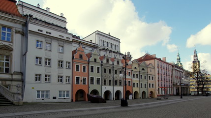 Fototapeta na wymiar Stare zabytkowe kamienice w pobliżu rynku w zabytkowym polskim mieście, Legnicy na Dolnym Śląsku
