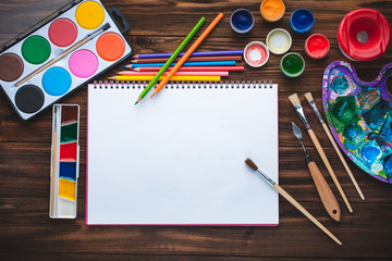 Naklejka premium Set of paints, pencils, tools for painting and blank white paper sheet