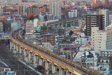 住宅街と線路のある夕方の景色