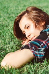 芝生に寝転がる若い女性