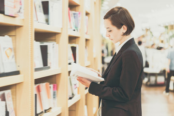 本を選ぶ（読む）若い女性 タイトル変更