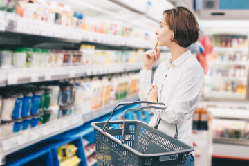 スーパーマーケットで買い物をする若い女性