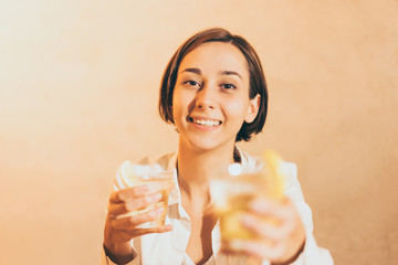 アルコール飲料 お酒 ハイボール ウィスキー を飲む女性 Wall Mural Chachamal アルコール飲料 お酒 ハイボール ウィスキー を飲む女性 Wall Mural Chachamal