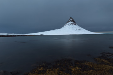 Gesneeuwde Kirkjufell-berg in de winter in IJsland