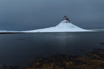 Papier Peint photo Kirkjufell Montagne enneigée de kirkjufell en hiver en Islande