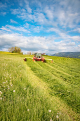 Erntezeit, Gras mähen für Silage im Allgäu, Hochformat