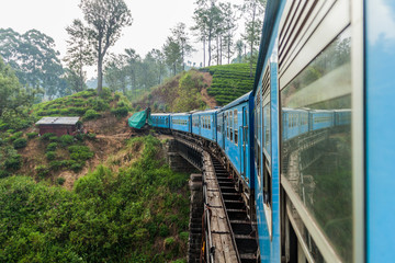 Obraz premium Local train rides through mountains near Bandarawela, Sri Lanka