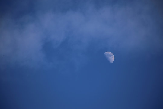 zunehmender Mond mit Wolken am Himmel, Tag 