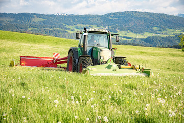 Erntezeit, Landwirt im Allgäu mäht seine Wiese für Grassilage
