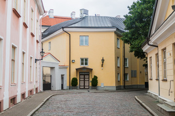 Fototapeta na wymiar Narrow cobbled street in Toompea district in Tallinn, Estonia
