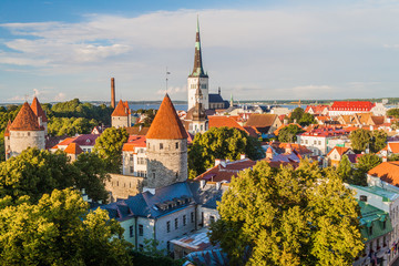 Obraz premium Skyline of the Old Town in Tallinn, Estonia