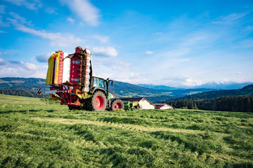 Landwirtschaft im Allgäu, Landwirt hat Gras für Silage gemäht © Countrypixel