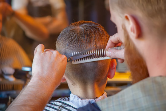 Friseur beim Haare schneiden