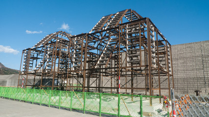 人工魚礁（または人工漁礁といいます）です。魚類の繁殖と生活のために人為的に海中など水中に設置される人工物です。