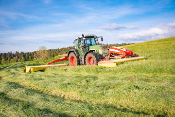 Erntezeit - moderne Landtechnik beim Gras mähen für Silage