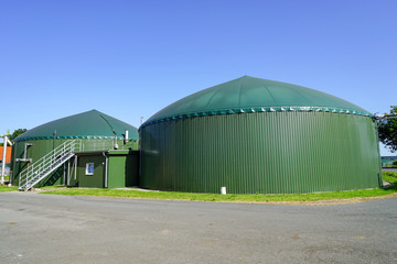 Gärbehälter einer Biogasanlage im Sonnenschein