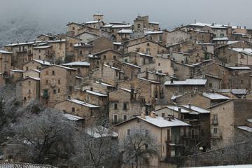 Panorama invernale del borgo medievale di Scanno con la neve