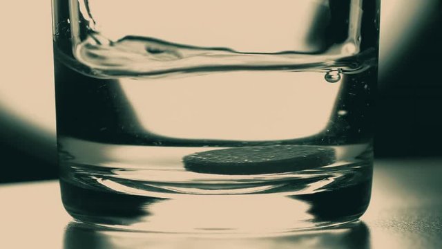 cachet effervescent dans un verre d&rsquo;eau (slow motion 250 fps)