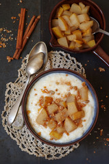 Hirsebrei mit Zimtbirnen und Haselnusscrunch