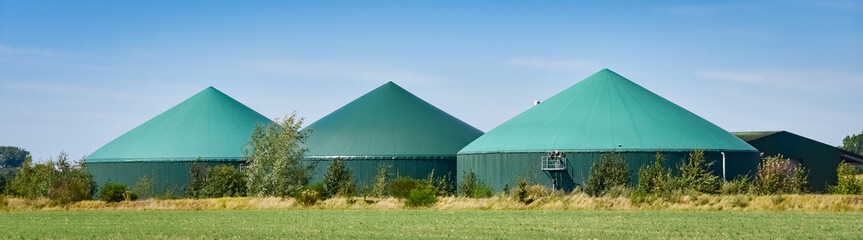 Fototapeta na wymiar Dezentrale Stromerzeugung - drei Fermenter einer Biogasanlage, Banner