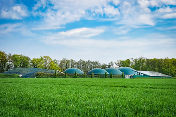 Erneuerbare Energien - Biogasanlage im Frühling