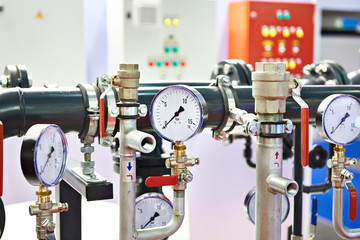 Industrial equipment with manometers
