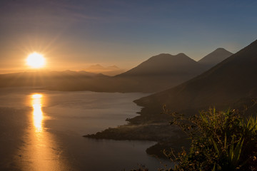 Sonnenaufgang am Lago de Atitlàn