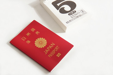 日本のパスポートとカレンダー