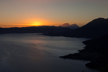Fototapeta na wymiar Sonnenaufgang am Lago de Atitlan