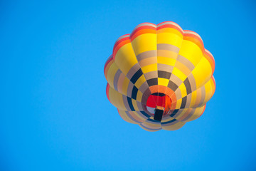 Naklejka premium Colorful hot air balloon fly over the blue sky