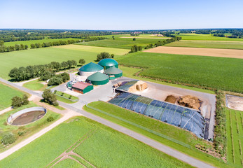 Nachwachsende Rohstoffe - Luftaufnahme einer Biogasanlage - obrazy, fototapety, plakaty