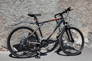 Fototapeta na wymiar Mountain bike near the gray wall