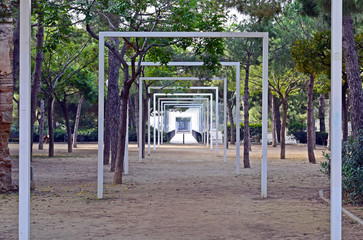 Fototapeta na wymiar Arcos metálicos en Parque El Clot Barcelona 