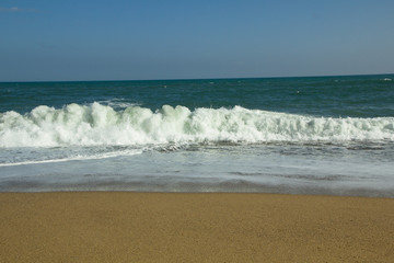 Sandstrand am Meer, mit Wellengang, Gischt und rauschendes Wasser