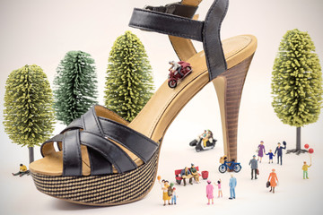 Miniatur Motorradfahrer mit Beiwagen auf einem high heel 